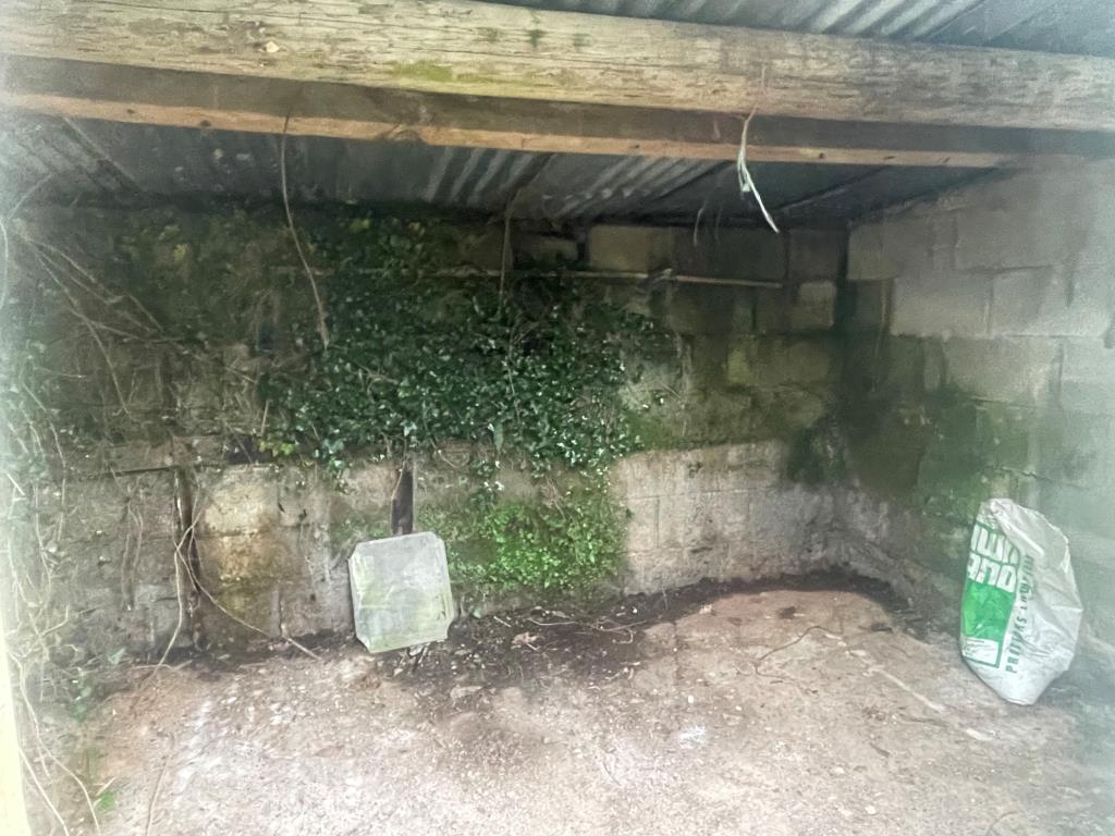 Lot: 58 - SITE WITH OUTLINE PLANNING APPROVAL - Interior of small outbuilding